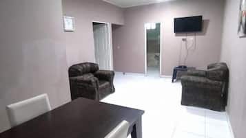 Apartament clàssic, balcó, vistes a la ciutat | Servei de restauració