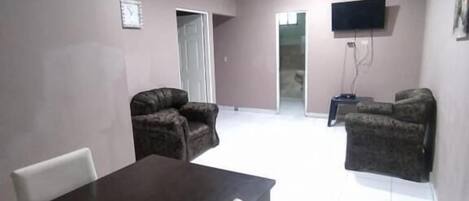 Appartement classique, balcon, vue sur la ville | Restauration