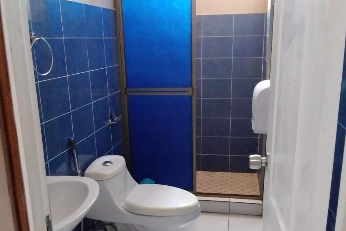 Apartamento clássico, sacada, vista para a cidade | Banheiro