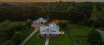 เดอะ บูลด็อก ฟาร์มเฮาส์ - บ้านอายุ 100+ ปี