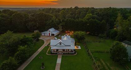 The Bulldog Farmhouse - 100+ Year old Home