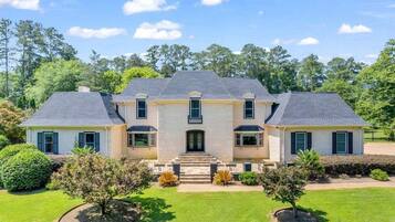 House (6 Bedrooms) | Front of property