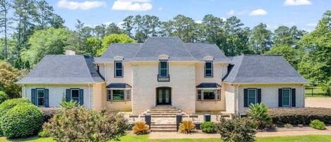 House (6 Bedrooms) | Front of property