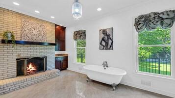 House (6 Bedrooms) | Interior