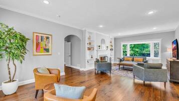 House (6 Bedrooms) | Interior