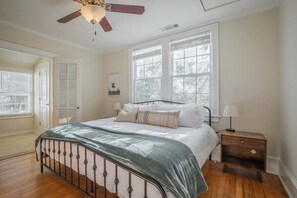 อพาร์ทเมนท์ (2 Bedrooms) | 1 ห้องนอน, เตารีด/โต๊ะรีดผ้า, ผ้าปูที่นอน
