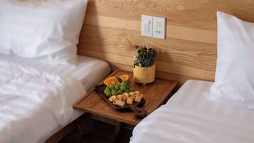 Bureau, espace de travail pour ordinateur portable, rideaux occultants