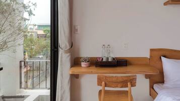 Habitación estándar, vista a la ciudad | Ropa de cama de alta calidad y escritorio