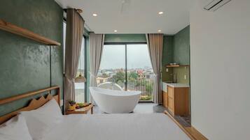 Habitación doble Deluxe, tina, vista al lago | Baño | Amenidades de baño gratuitas, secadora de cabello, toallas, jabón