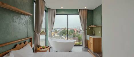 Dobbeltrom – deluxe, badekar, utsikt mot innsjø | Bad | Toalettartikler (inkludert), hårføner, håndklær og såpe