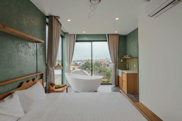 Deluxe Double Room, Bathtub, Lake View | Bathroom | Free toiletries, hair dryer, towels, soap