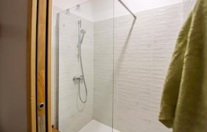 Shower, hair dryer - Beautiful home in Lablachère with WiFi (Lablachère)