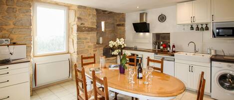 Een koelkast, een oven, een kookplaat, een vaatwasser