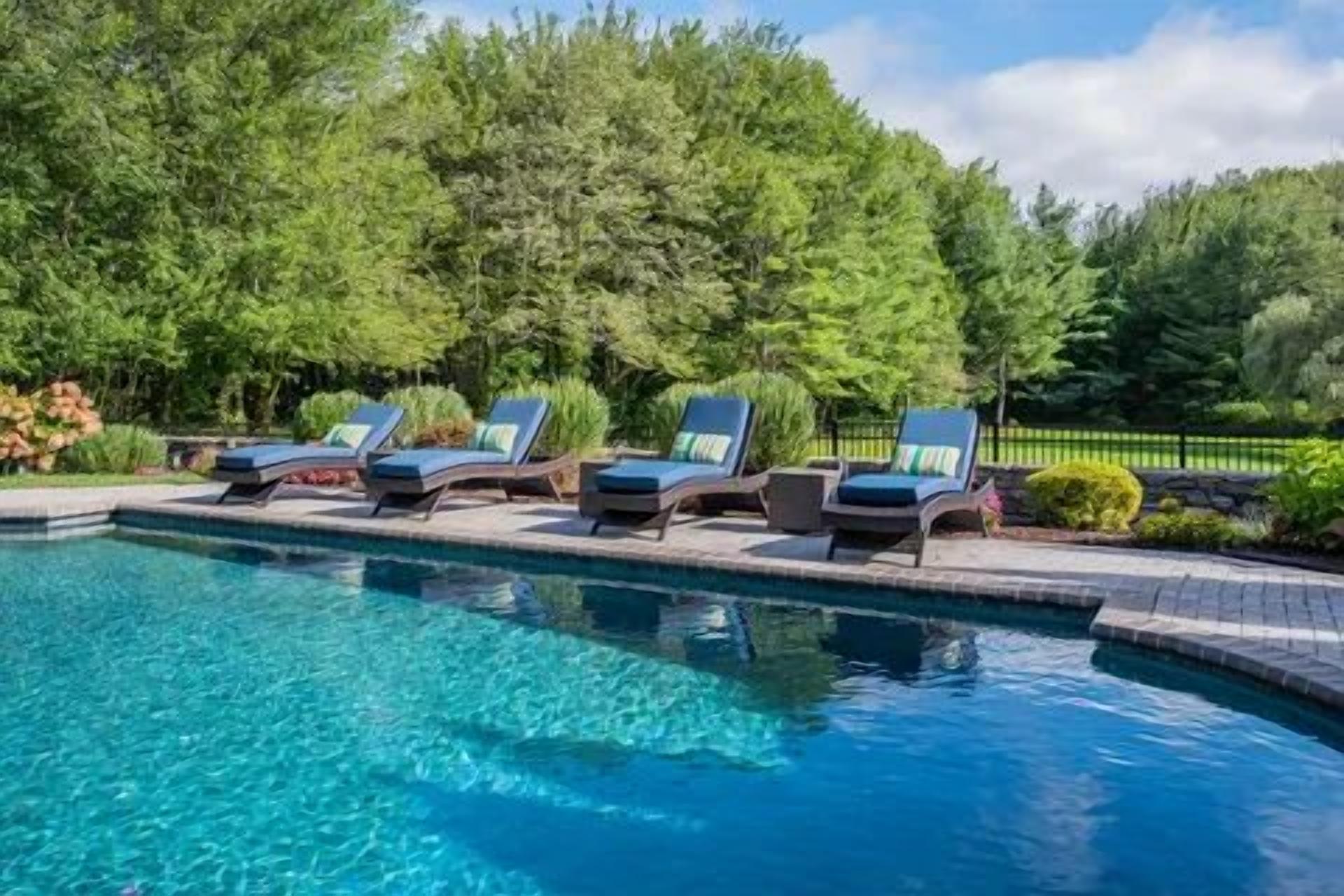 Utendørsbasseng og et oppvarmet basseng