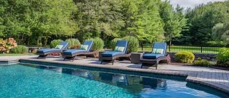 Utendørsbasseng og et oppvarmet basseng