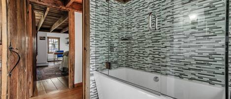 Douche, sèche-cheveux, serviettes fournies, savon