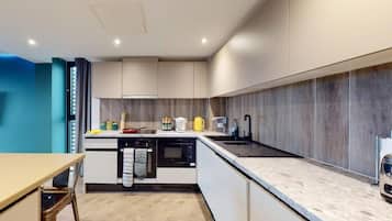 Classic Apartment, 6 Bedrooms | Private kitchen