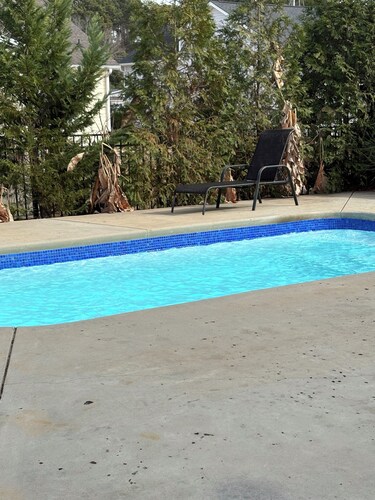 Cozy 1-bedroom apartment in adorable garden city beach