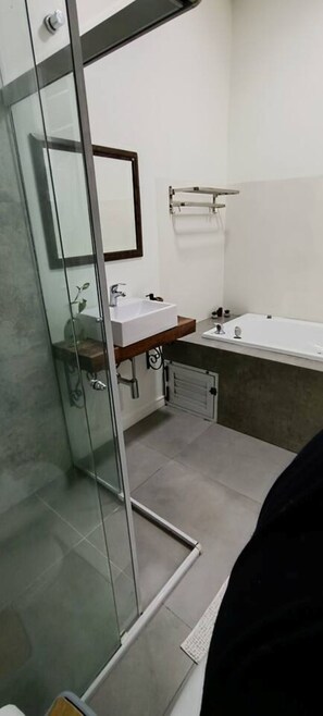 淋浴設備、按摩浴缸、風筒、提供毛巾