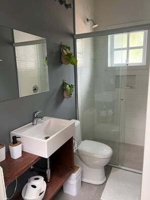 Shower, jetted bath, hair dryer, towels - Air-conditioned family home (Cachoeira do Bom Jesus)