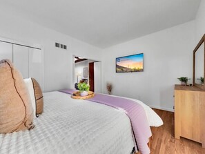 Tabla de planchar con plancha, wifi gratis y ropa de cama 