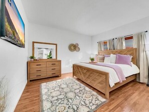 Iron/ironing board, free WiFi, bed sheets, wheelchair access - Patio Home Delight! Steps from Pool/Spa! Sleeps 8. (Tucson)