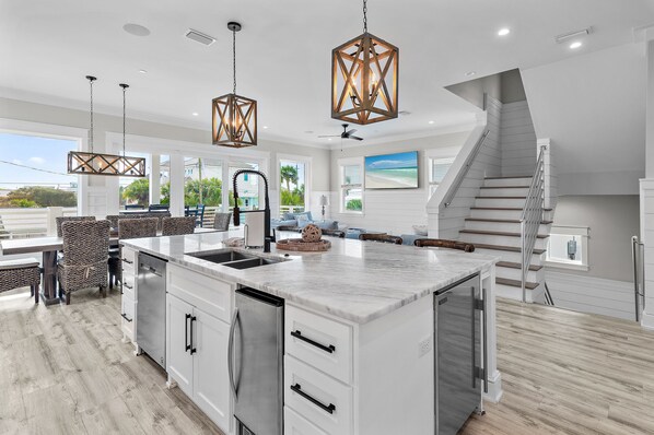 Fridge, microwave, oven, stovetop - Gulf-View Luxury with Private Pool & Beach Access (Panama City Beach)