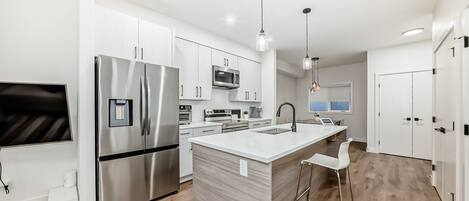 Micro-ondes, four, plaque de cuisson, lave-vaisselle