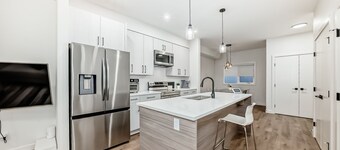 Modern 3BR Townhome | Free Parking | Quartz Kitchen | Family-Friendly