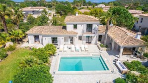 A two-story house with a swimming pool, surrounded by greenery and other houses. - Villa La Fourmilière heated pool walking distance to beach (Lecci)