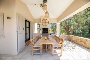 Outdoor dining - Villa La Fourmilière heated pool walking distance to beach (Lecci)