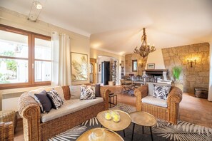 Smart TV - Villa La Fourmilière heated pool walking distance to beach (Lecci)