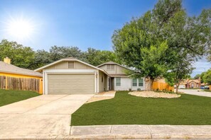 Exterior - Serene 3-bedroom house with AC in San Antonio (San Antonio)