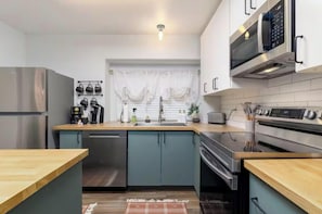 Private kitchen - Serene 3-bedroom house with AC in San Antonio (San Antonio)