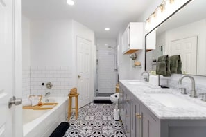 Douche, sèche-cheveux, serviettes fournies, savon