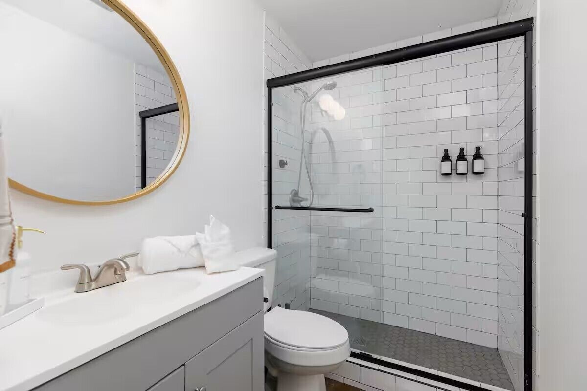 Douche, séchoir à cheveux, serviettes fournies, savon