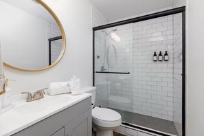 Shower, hair dryer, towels, soap - Serene 3-bedroom house with AC in San Antonio (San Antonio)
