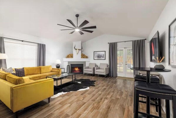 Smart TV - Serene 3-bedroom house with AC in San Antonio (San Antonio)