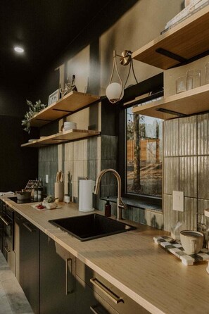 Fridge, microwave, oven, stovetop - Whisper Mountain Glass House! Steam Shower-Couples Tubs-Bidet-Panoramic Views (Broken Bow)