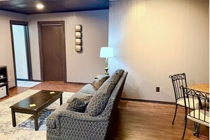 Smart TV, video games - Cozy 2-bedroom apartment in charming downtown South Pittsburg, TN (South Pittsburg)