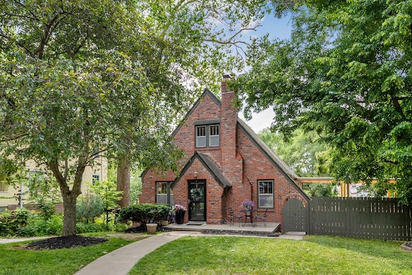 Exterior - Hot Tub & Karaoke & Game Room & Sleeps 14 (Omaha)