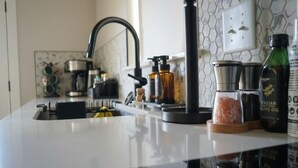 コーヒー / ティーメーカー、冷蔵庫、電子レンジ、オーブン
