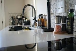 Een koelkast, een magnetron, een oven, een kookplaat