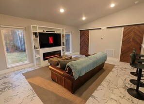 TV, fireplace - Honeymoon View: Modern Luxe, Hot Tub & King Bed (Jamestown)