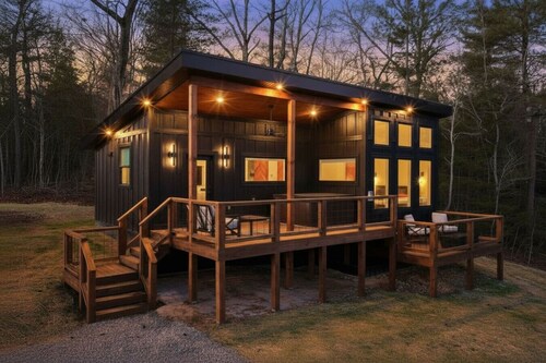 Honeymoon View: Modern Luxe, Hot Tub & King Bed