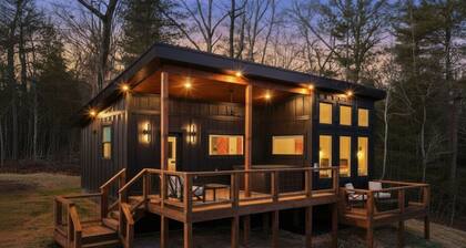 Honeymoon View: Modern Luxe, Hot Tub & King Bed