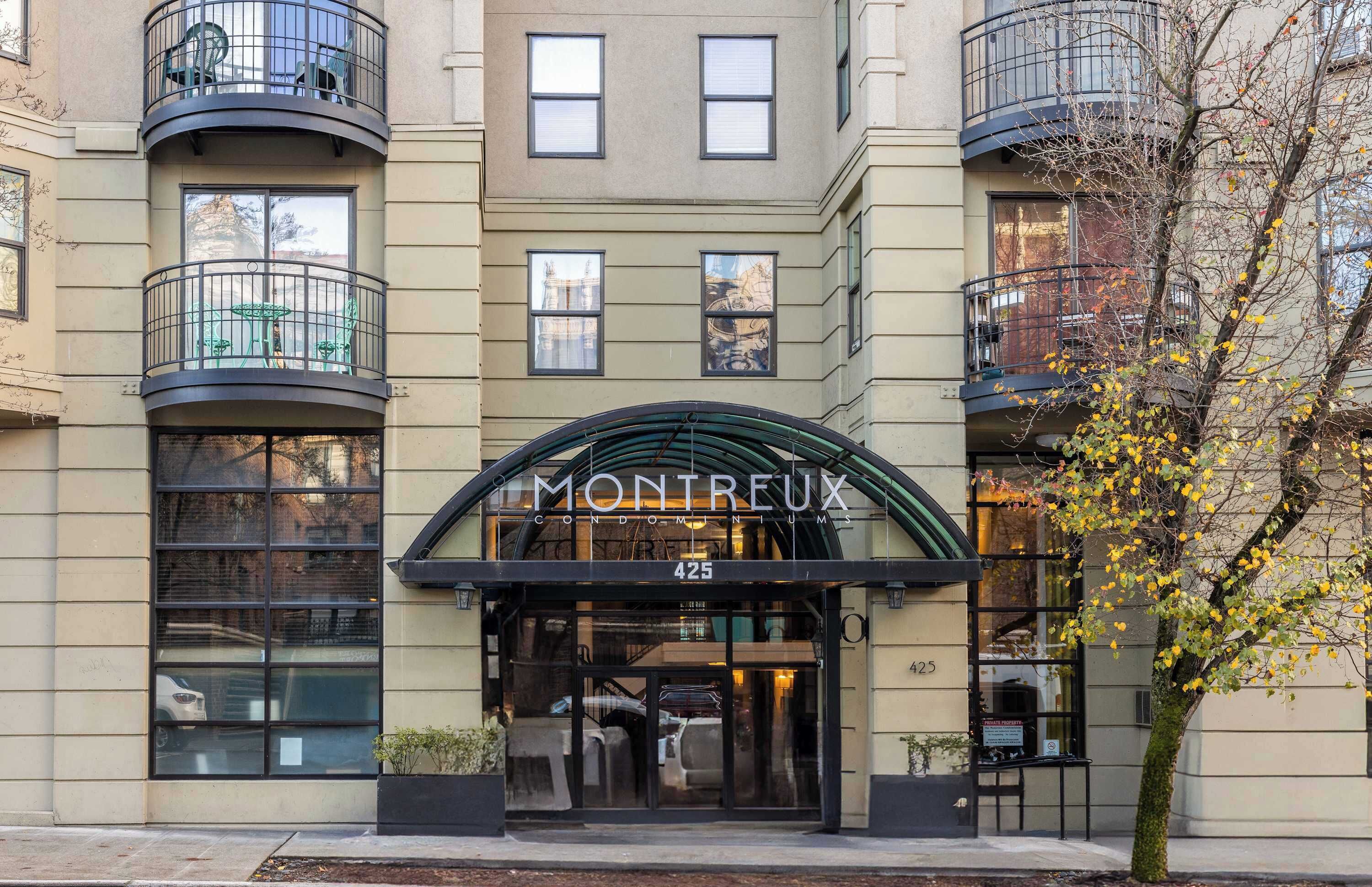 Un immeuble sur lequel on peut lire l’inscription « MONTREUX CONDOMINIUM 425 ».
