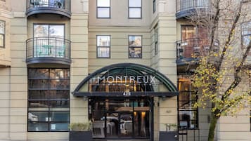 Un immeuble sur lequel on peut lire l’inscription « MONTREUX CONDOMINIUM 425 ».