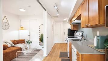 Kühlschrank, Mikrowelle, Ofen, Herdplatte