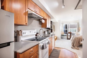 Fridge, microwave, oven, stovetop - Modern 99WS DT Studio, Space Needle & Lumen Field (Seattle)